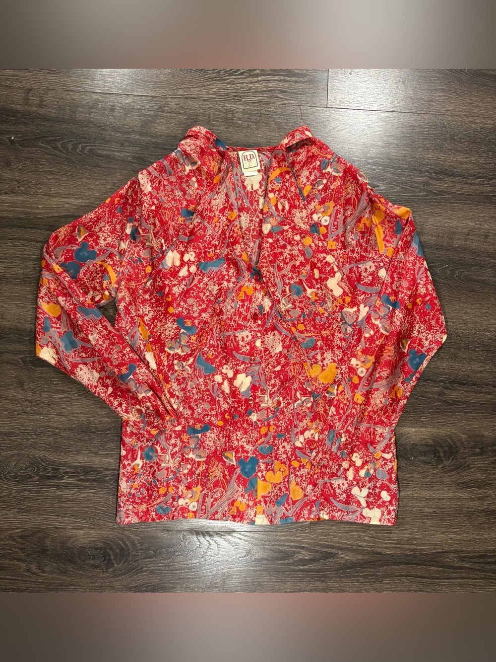 Vintage RD #2 Red Floral Print V-Neck Women's Blouse Long Collar Accents 70s
